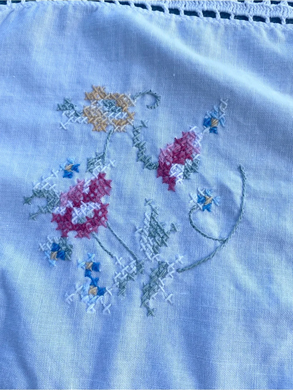 Handcrafted White Embroidered Crochet Tablecloth - Floral Accent